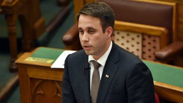 A miniszterelnok levelben keri a hataron tuli magyarokat a jovo evi valasztason valo reszvetelre