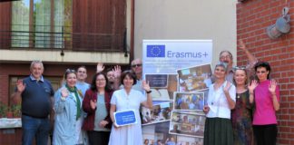 „Elméletben tudomány, gyakorlatban művészet” integetos csoportkep hotel elott