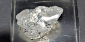 Egeszen dobbenetes meretu gyemantot talalt egy banyaceg az afrikai Leshotoban. A dragako 129 karatos. Mint tudjuk 1 karat sulya 200 milligramm.