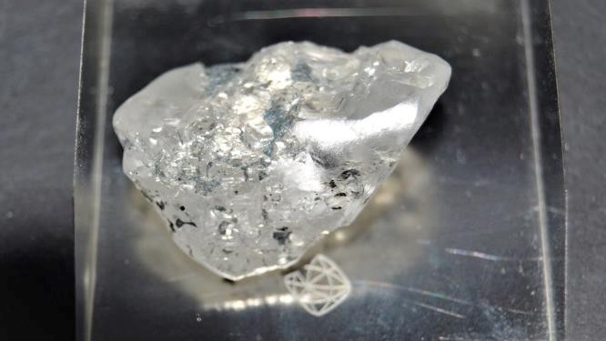 Egeszen dobbenetes meretu gyemantot talalt egy banyaceg az afrikai Leshotoban. A dragako 129 karatos. Mint tudjuk 1 karat sulya 200 milligramm.