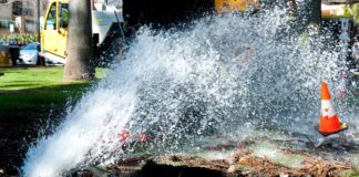 FÉLPÁLYÁS ÚTLEZÁRÁS VÁRHATÓ ESZTERGOMBAN CSŐTÖRÉS MIATT 05.28