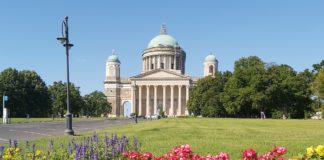 MEGÚJULT AZ ESZTERGOMI BAZILIKA ELŐTTI TÉR 05.31