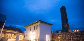 MEGÚJULT A KŐFARAGÓ-HÁZ TATÁN 12.01