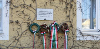 Megemlékezés a Tatai Népfőiskola 84 évvel ezelőtti megalapításáról koszoruk emlektablan